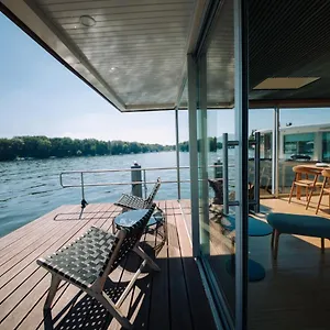 Julia - Schwimmendes Botel Berlin